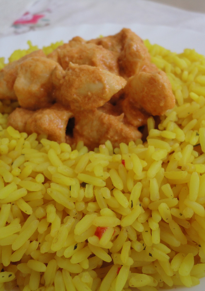 Una foto de Arroz al curry con pollo al estilo indonesio