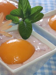 Una foto de Melocotones sobre sopita de mascarpone