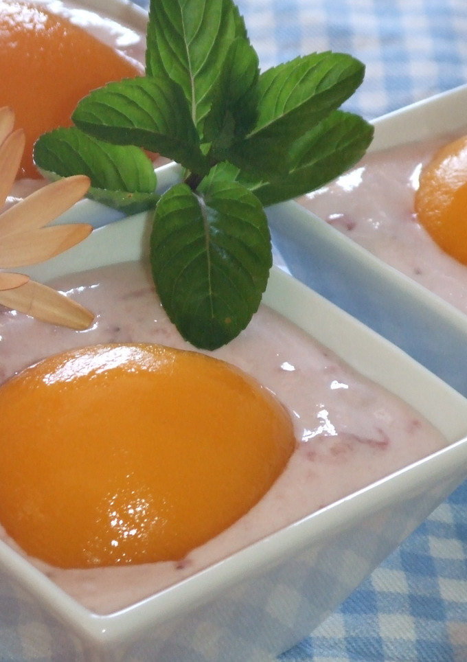 Una foto de Melocotones sobre sopita de mascarpone