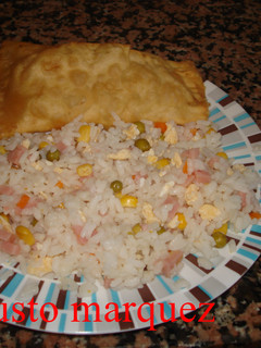 Una foto de Rollitos primavera de pollo con arroz tres delicias