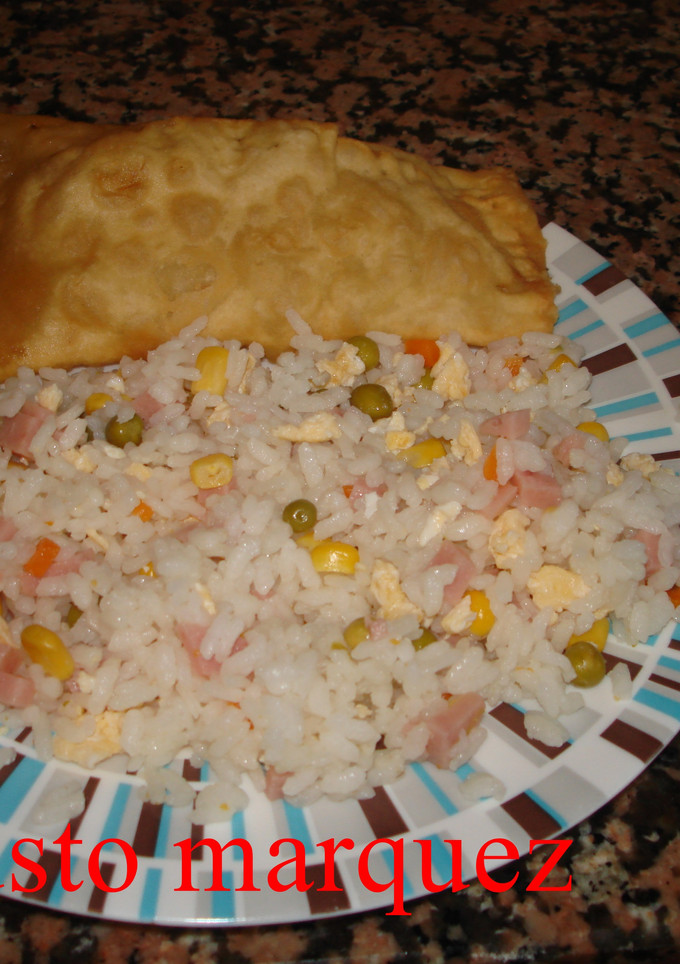 Una foto de Rollitos primavera de pollo con arroz tres delicias