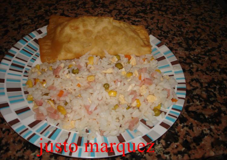 Rollitos primavera de pollo con arroz tres delicias