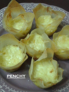 Una foto de Pasteles salados de masa filo con atún y queso