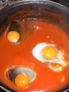 Una foto de Huevos cuajados en tomate