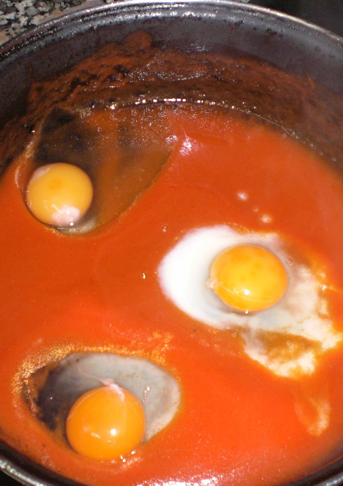 Una foto de Huevos cuajados en tomate