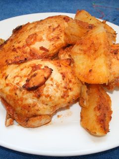 Una foto de Pollo con patatas al horno