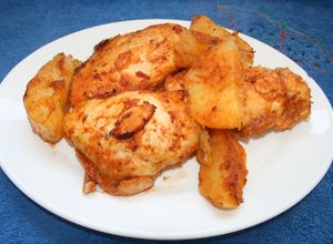Una foto de Pollo con patatas al horno