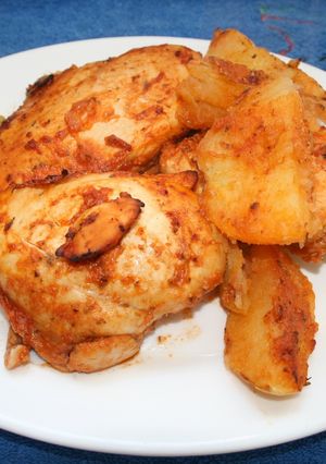 Una foto de Pollo con patatas al horno