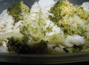 Una foto de Ensalada tibia de brócoli y fideos