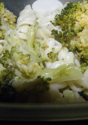 Una foto de Ensalada tibia de brócoli y fideos