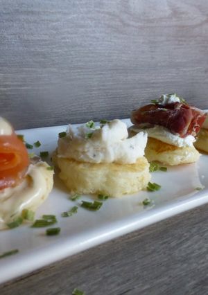 Una foto de Canapés de blinis con jamón, queso, salmón, salsa de yogur y brandada de bacalao