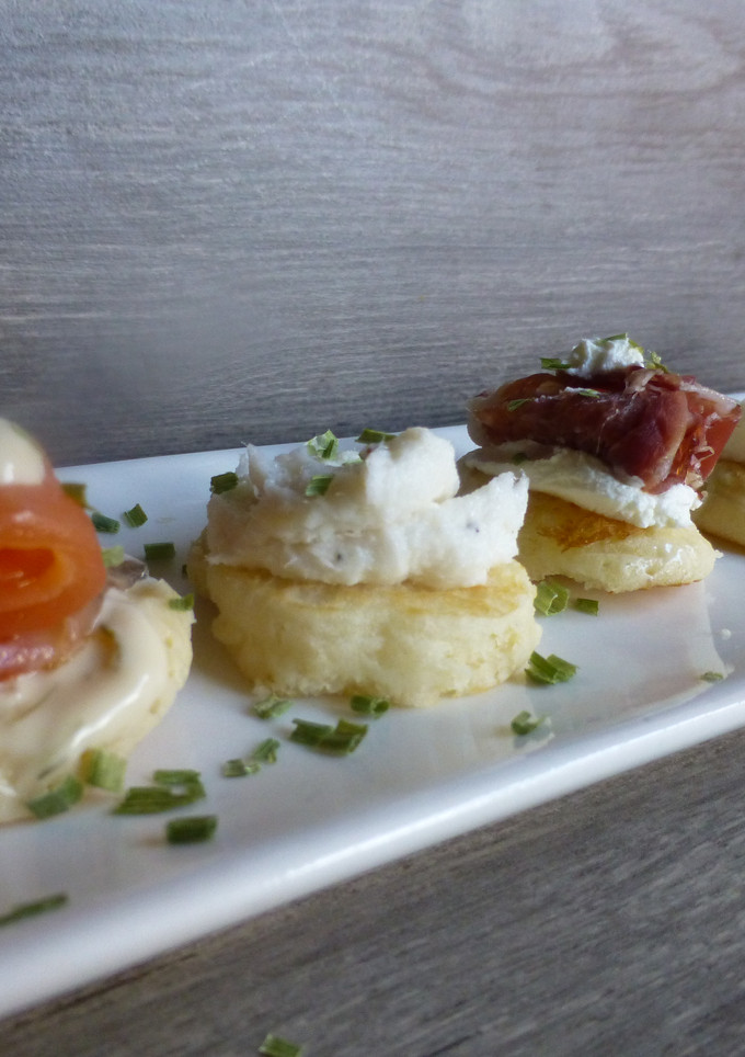 Una foto de Canapés de blinis con jamón, queso, salmón, salsa de yogur y brandada de bacalao