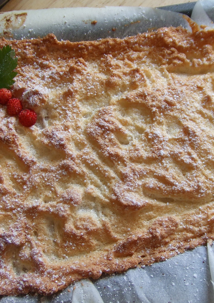 Una foto de Pastel merengado de albaricoques