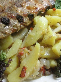 Una foto de Costillar de cerdo al horno con patatas blandas