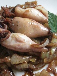 Una foto de Calamares con cebolla caramelizada