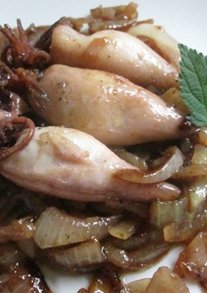 Una foto de Calamares con cebolla caramelizada
