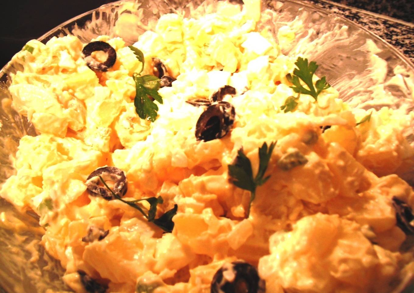 Ensalada de papa, huevo, apio y aceitunas