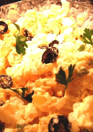 Una foto de Ensalada de papa, huevo, apio y aceitunas