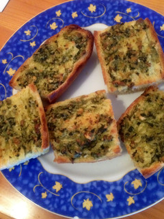 Una foto de Pan de albahaca y almendras