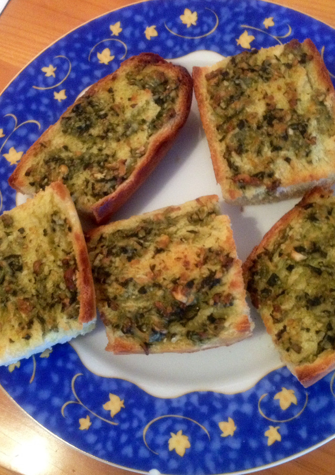 Una foto de Pan de albahaca y almendras