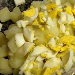A picture of Ensalada de papa y huevo duro.