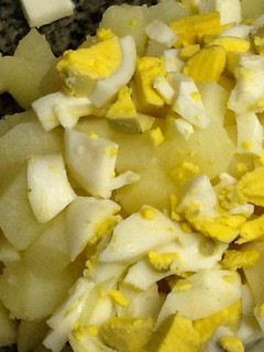 Una foto de Ensalada de papa y huevo duro