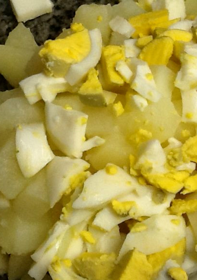 Una foto de Ensalada de papa y huevo duro