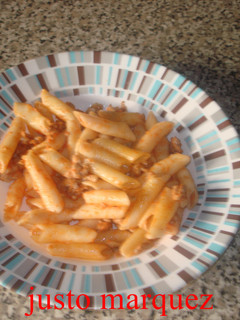 Una foto de Macarrones a la boloñesa con jamón