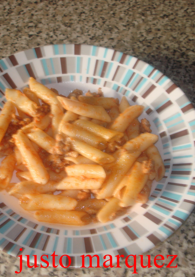 Una foto de Macarrones a la boloñesa con jamón