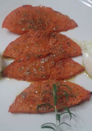 Una foto de Calabaza asada al romero con huevos escalfados