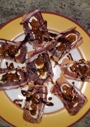 Una foto de Canapés calientes de cecina