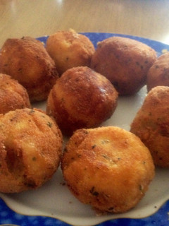 Una foto de Croquetas de papas, cangrejo y atún