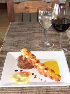 Una foto de Brochette de Langostinos sobre espejo de azafrán y arroz oriental