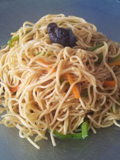 Una foto de Fideos Chinos con Verduras y Setas Chinas