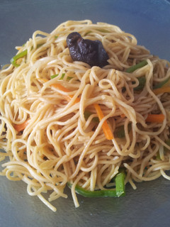 Una foto de Fideos Chinos con Verduras y Setas Chinas