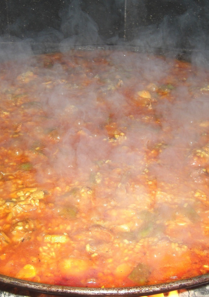 Una foto de Paella valenciana a la leña