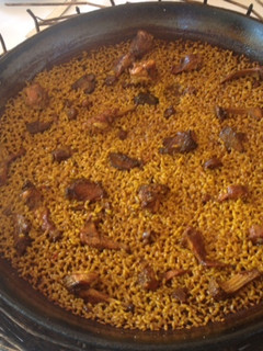 Una foto de Arroz de conejo y rebollones
