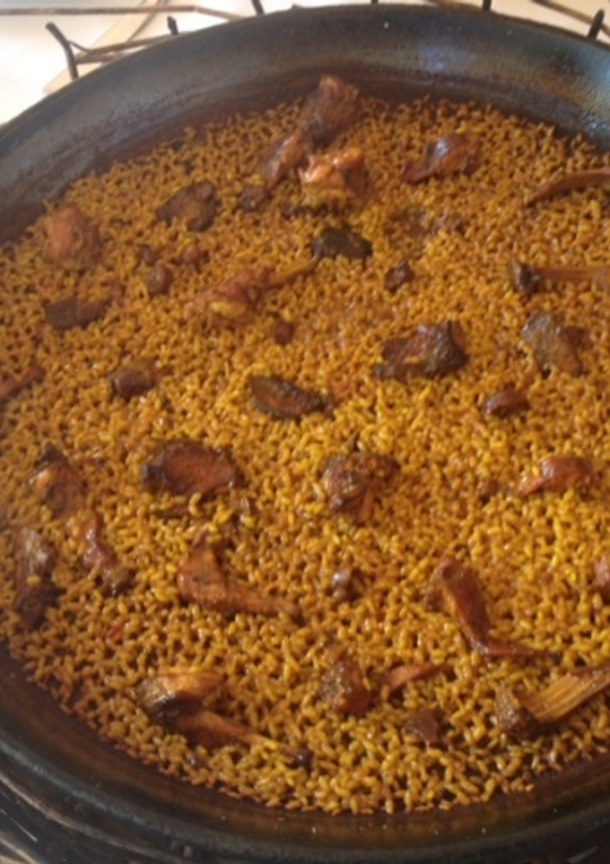 Una foto de Arroz de conejo y rebollones