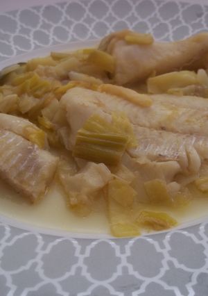 Una foto de Merluza cocida con puerros