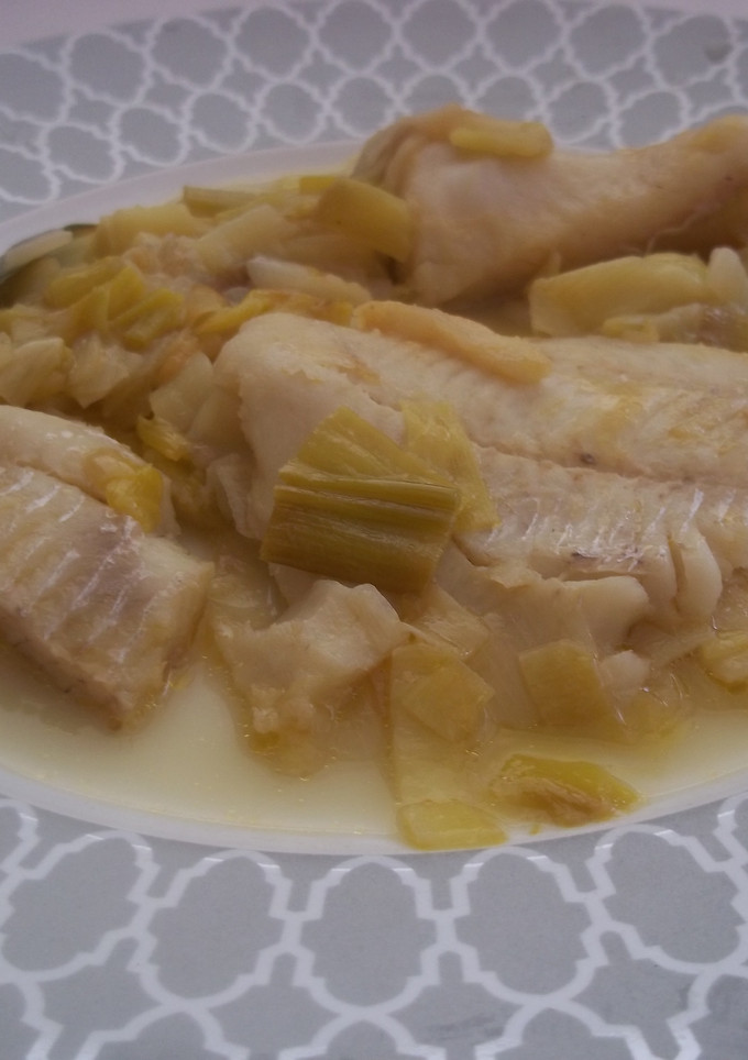 Una foto de Merluza cocida con puerros