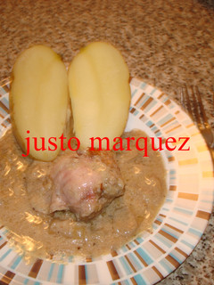 Una foto de Muslo de pollo con dátiles y beicon