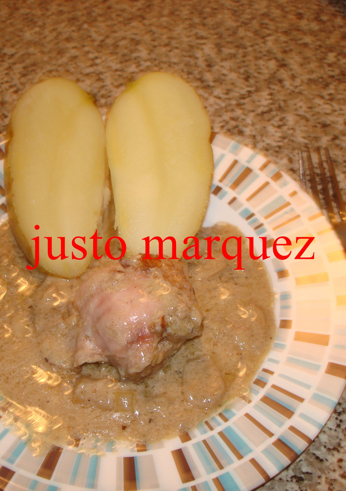 Una foto de Muslo de pollo con dátiles y beicon