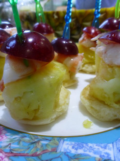 Una foto de Canapés de blinis de fruta y langostinos