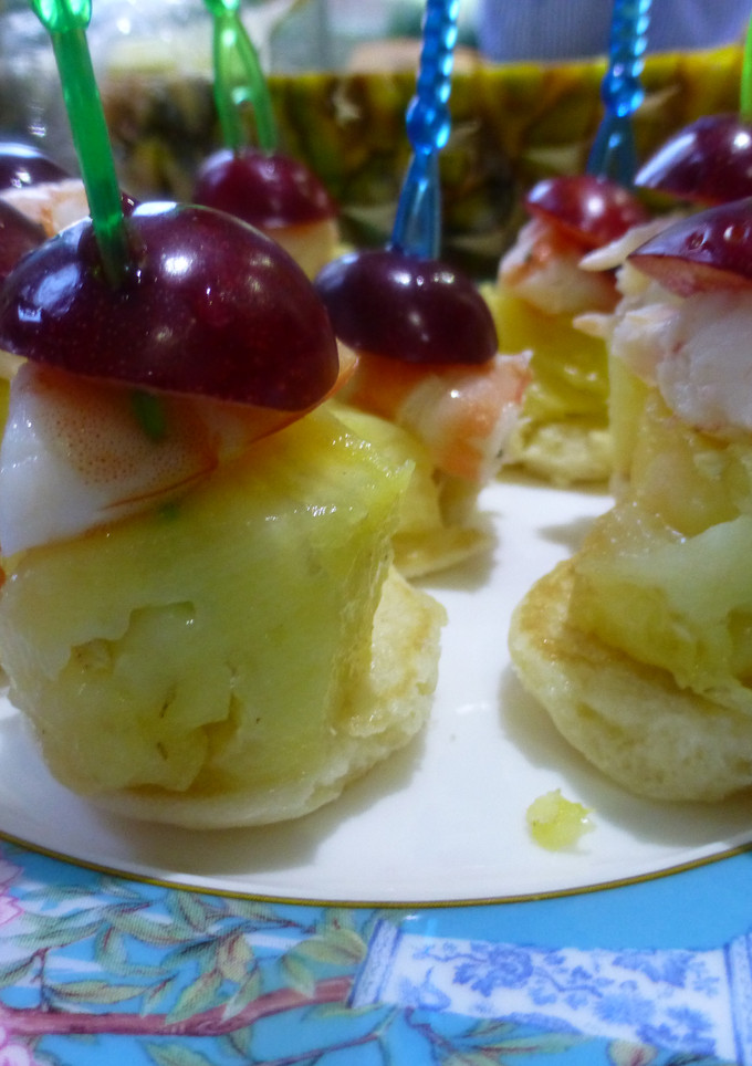 Una foto de Canapés de blinis de fruta y langostinos
