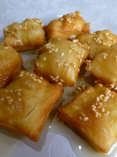 Una foto de Hojaldres de miel y sésamo caramelizado