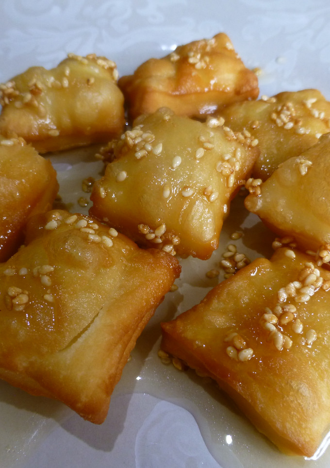 Una foto de Hojaldres de miel y sésamo caramelizado