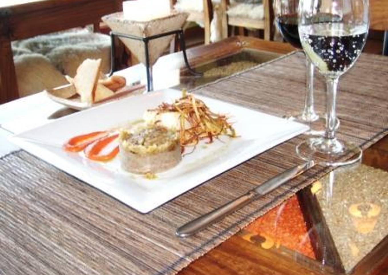 Merluza negra sobre coulis de pimientos del piquillo acompañada de puré de lentejas y compota de hinojos