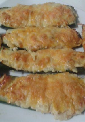 Una foto de Calabacines rellenos con salsa Morney