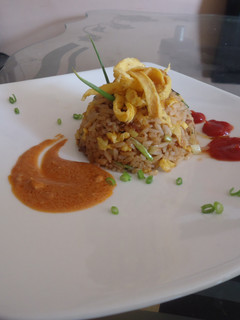 Una foto de Arroz con pollo BBQ al estilo del arroz chino cantonés