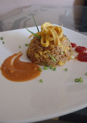 Una foto de Arroz con pollo BBQ al estilo del arroz chino cantonés